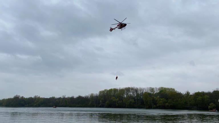 In Breisach am Rhein üben Einsatzkräfte eine Wasserrettung mit einem Helikopter.