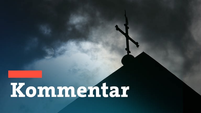 Vor einem Kirchendach mit einem Kreuz darauf liest man das Wort "Kommentar".