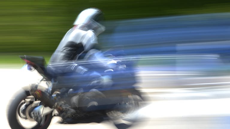 Ein Motorradfahrer in schneller Fahrt.