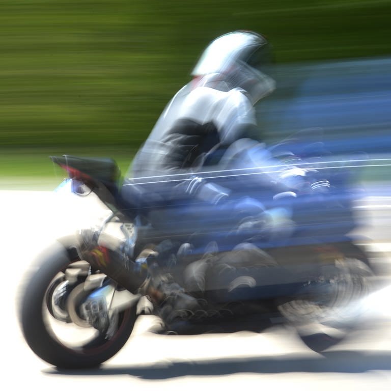 Ein Motorradfahrer in schneller Fahrt. (Foto: dpa Bildfunk, Picture Alliance)