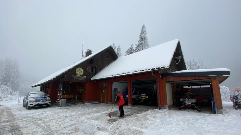 Ein verschneites Gebäude der Bergwacht.