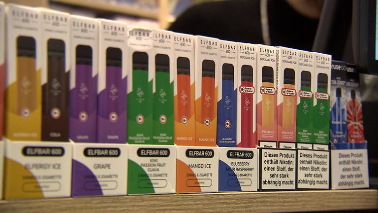 E-Zigaretten im Regal mit verschiedenen Geschmacksrichtungen (Foto: SWR)