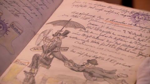 Ein Tagebuch mit Handschrift und einer Zeichnung, im Archiv schaut es sich eine Frau an, die von hinten zu sehen ist. (Foto: SWR)