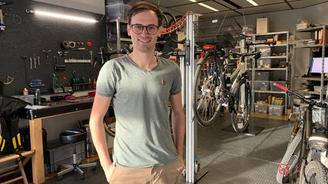 Markus Bauer in seiner Fahrradwerkstatt in Freiburg (Foto: SWR, Robert Wolf)