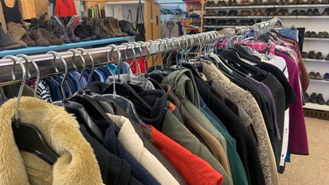 Kleidung hängt an Kleiderbügeln im Laden  (Foto: SWR)
