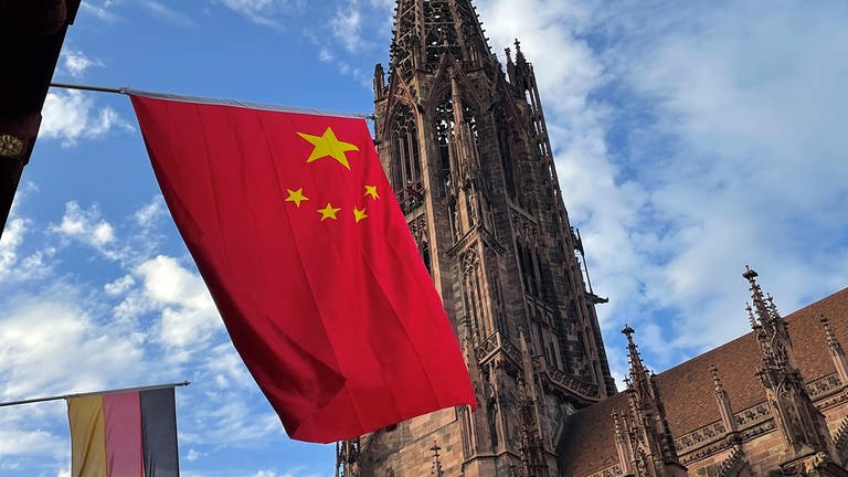 deutsche und chinesische Flagge am historischen Kaufhaus Freiburg (Foto: SWR, Christoph Ebner)