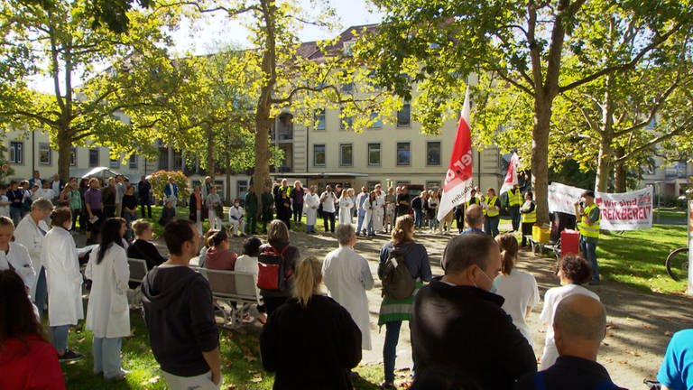 Menschen stehen um eine Kundgebung herum  (Foto: SWR)