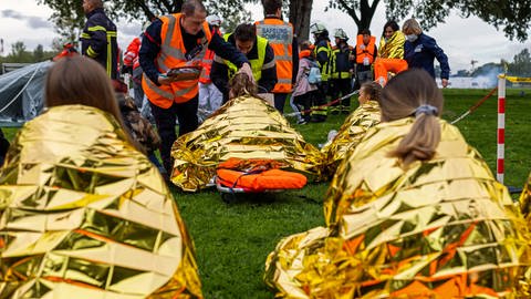 eutsch-französische Übung auf dem Rhein: Rettungskräfte betreuen freiwillige "Patienten" (Foto: dpa Bildfunk, picture alliance/dpa | Philipp von Ditfurth)