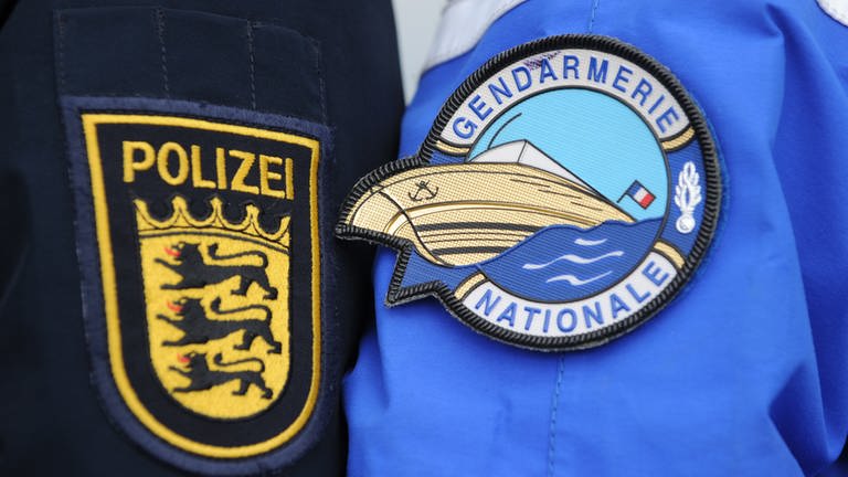 Abzeichen eines deutschen Polizisten und eines französischen Gendarmen (Foto: picture-alliance / Reportdienste, Patrick Seeger)