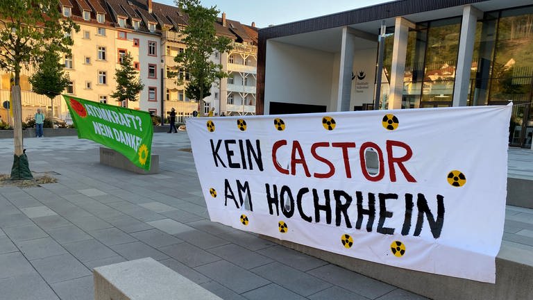 Vor der Stadthalle in Waldshut haben Demonstrierende Transparente angebracht. Auf einem steht "Kein Cator am Hochrhein". (Foto: SWR, Matthias Zeller)