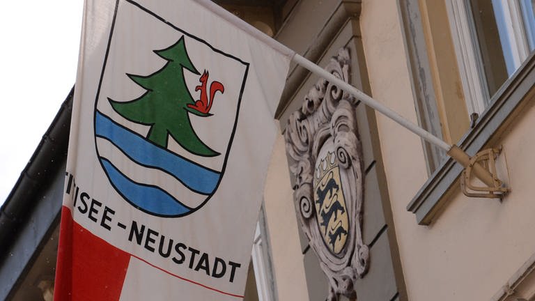 Eine Flagge weht vor dem Rathaus von Titisee-Neustadt. (Foto: dpa Bildfunk, Patrick Seeger)