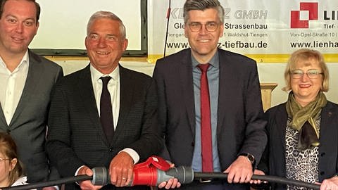 Schnelles Netz auf dem Land: Thomas Strobl (Innenminister BW) und Martin Kistler (Landrat Kreis Waldshut) nehmen symbolisch das Backbone Netz in Betrieb