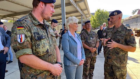 Verteidigungsministerin Lambrecht spricht in Müllheim mit Soldaten der Deutsch-Dranzösischen Brigade. (Foto: SWR, Jan Lehmann)