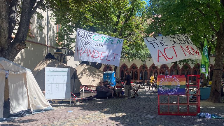 Zelte und Plakate "Wir campen bis ihr handelt" auf Freiburger Rathausplatz (Foto: SWR, Owusu Künzel)