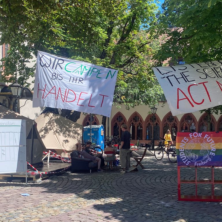 Zelte und Plakate "Wir campen bis ihr handelt" auf Freiburger Rathausplatz (Foto: SWR, Owusu Künzel)