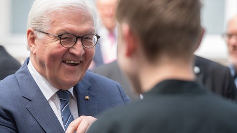 Frank-Walter Steinmeier lachend im Austausch mit einem Jugendlichen (Foto: picture-alliance / Reportdienste, Boris Roessler)