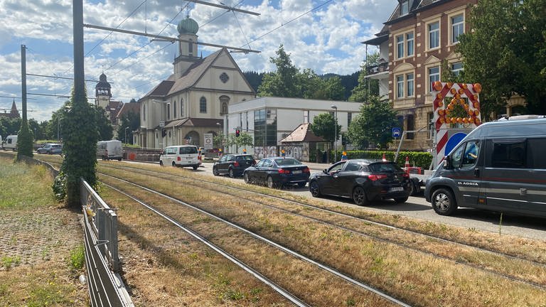Autos stauen sich in östlicher Richtung vor dem B31-Tunnel in Freiburg (Foto: SWR, Sebastian Bagon)