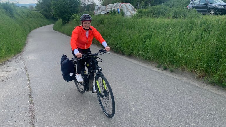 Frau mit E-Bike auf dem Weg zur Arbeit (Foto: SWR, Ulf Seefeldt)