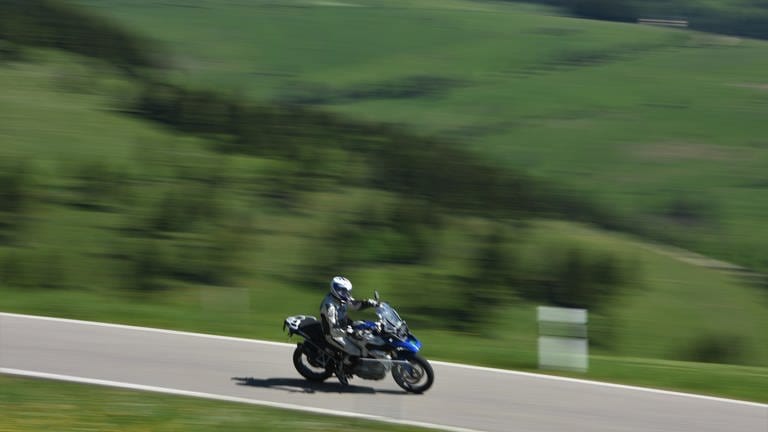 Motorradfahrer im Schwarzwald (Foto: dpa Bildfunk, Picture Alliance)