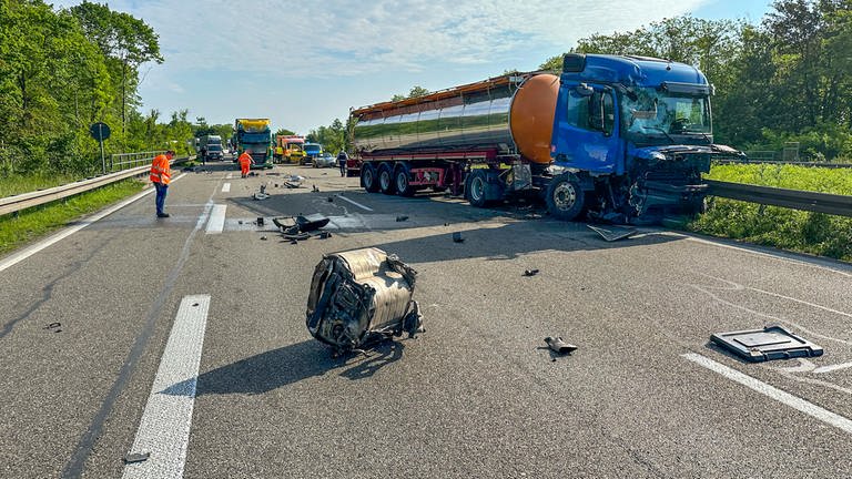 Schwerer Unfall zwischen zwei Lkw auf der A5 bei Hartheim. (Foto: Einsatz-Report24)