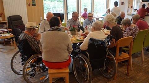 Senioren am Tisch (Foto: SWR)