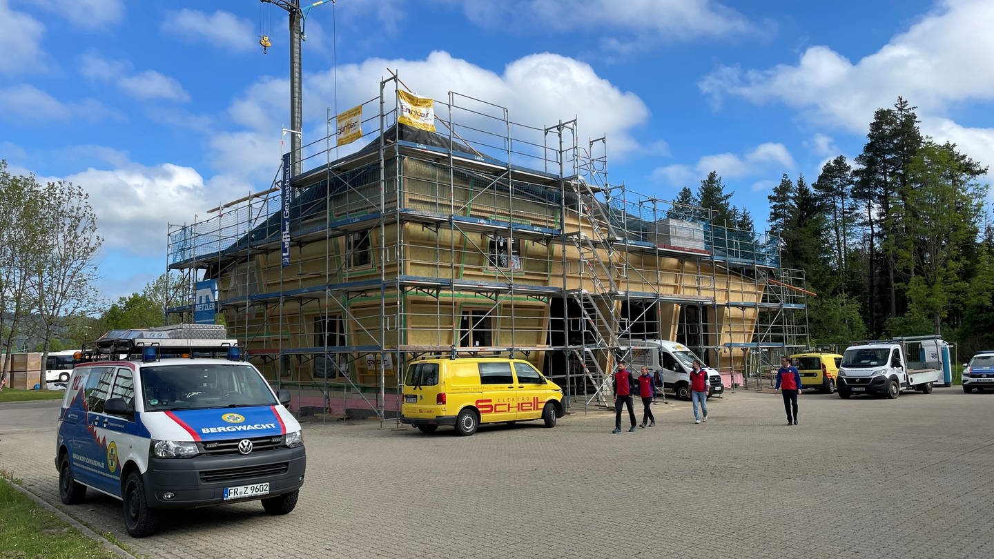 Es ist ein Millionenprojekt: In Hinterzarten entsteht eine neue Rettungswache der Bergwacht Schwarzwald. (Foto: SWR, Anita Westrup)