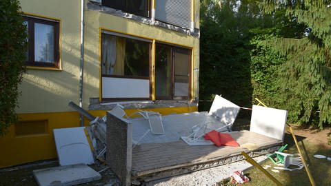 Ein abgerissener Balkon eines Mehrfamilienhauses hat einen 33-jährigen Mann und seinen Sohn in Nußloch 2017 in die Tiefe gerissen.  (Foto: picture-alliance / Reportdienste, Rene Priebe)