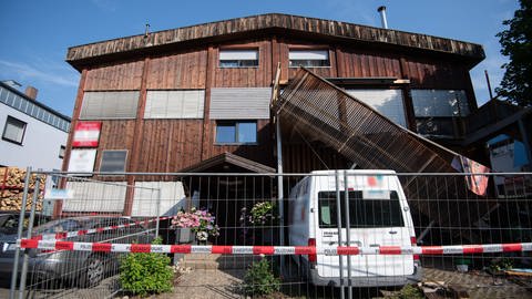 2019 ist in Stuttgart ein Balkon unter der Last eines Planschbeckens zusammengebrochen.  (Foto: picture-alliance / Reportdienste, Marijan Murat)