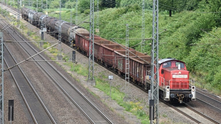 Ein Güterzug auf der Rheintalstrecke bei Offenburg. (Foto: dpa Bildfunk, Picture Alliance)