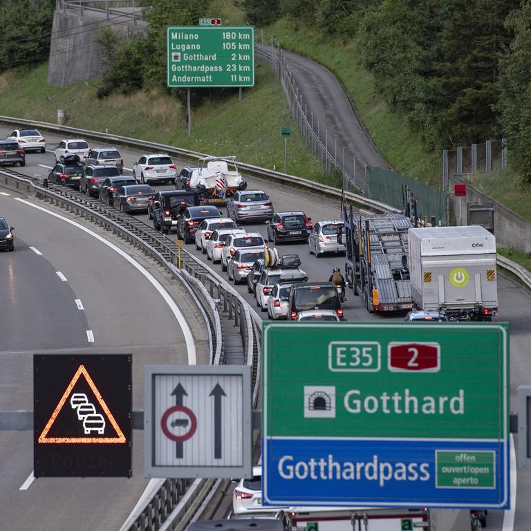 Vor dem Gotthard-Tunnel bildet sich vor allem in der Urlaubszeiten ein langer Stau. (Foto: dpa Bildfunk, picture alliance/dpa/KEYSTONE | Urs Flueeler)
