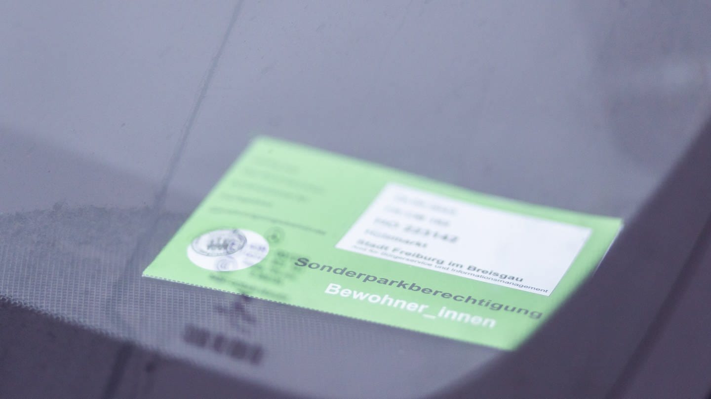 Ein grüner Sonderparkausweis für Anwohnerinnen und Anwohner liegt hinter der Windschutzscheibe eines Autos (Foto: picture-alliance / Reportdienste, Philipp von Ditfurth)