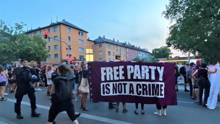 Nachttanzdemo in Freiburg: Der nicht genehmigte Demonstrationszug startete in der Dämmerung, Tausende schlossen sich an  (Foto: SWR, Ina Held)