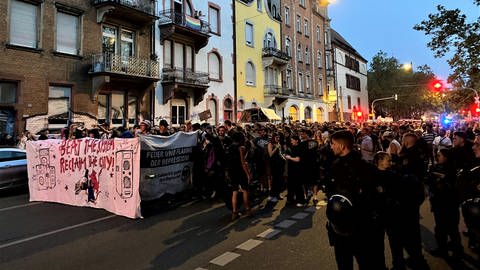 Rund 3.500 junge Menschen nahmen an der nicht genehmigten Nachttanzdemo in Freiburg teil (Foto: SWR, Ina Held)