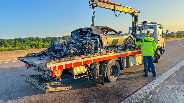 Der Ferrari brannte auf der A5 fast vollständig aus. (Marco Dürr  Einsatzreport24) (Foto: Marco Dürr - Einsatzreport24)