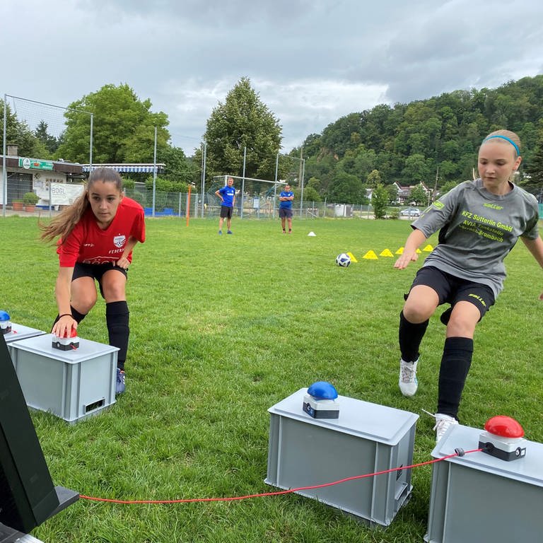 Kicken und rechnen kombinieren die Fussballerinnen beim SC Haagen. (Foto: SWR, Matthias Zeller)