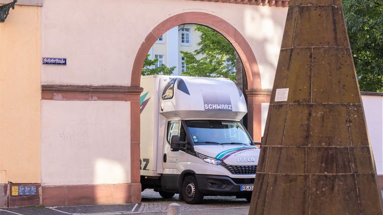 Ein Umzugswagen fährt rückwärts in den Innenhof des Freiburger Priesterseminars. Der vom Papst dem Vatikan verwiesene Erzbischof Georg Gänswein ist in Freiburg angekommen. 