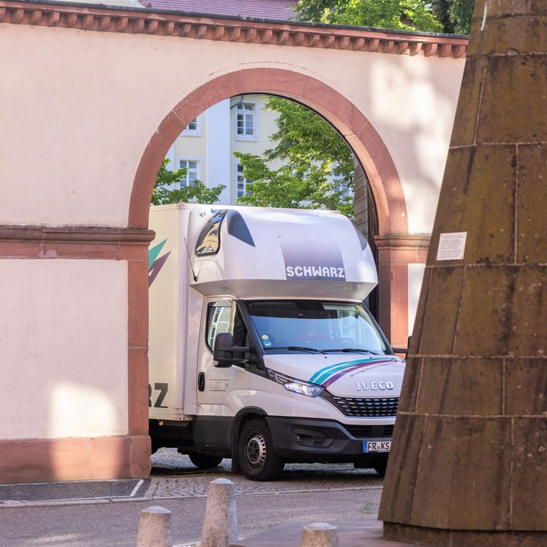 Ein Umzugswagen fährt rückwärts in den Innenhof des Freiburger Priesterseminars. Der vom Papst dem Vatikan verwiesene Erzbischof Georg Gänswein ist in Freiburg angekommen.  (Foto: dpa Bildfunk, Philipp von Ditfurth)