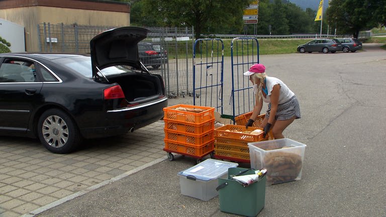 Sina Bayer rettet Lebensmittel aus einem Supermarkt in Todtmoos