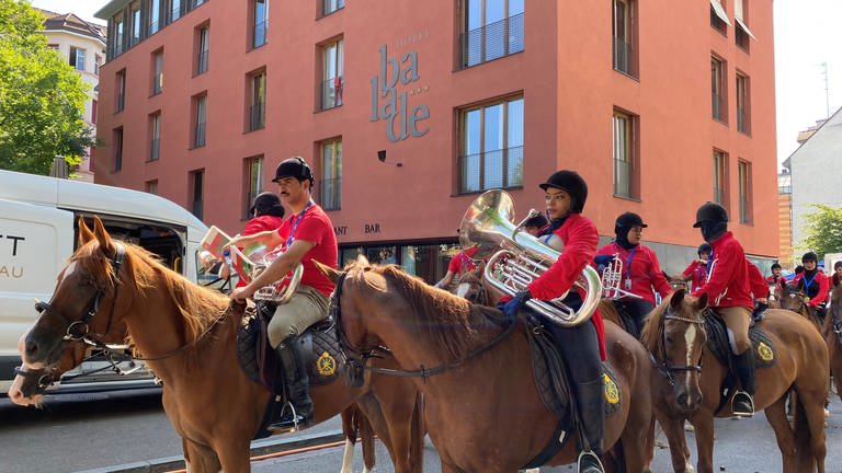 Die königliche Kavallerie aus Oman ist mit ihren Pferden für "Basel Tattoo" nach Europa geflogen. (Foto: SWR, Matthias Zeller)