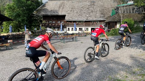 Mountainbiker auf der Rennstrecke am Raimartihof am Feldberg