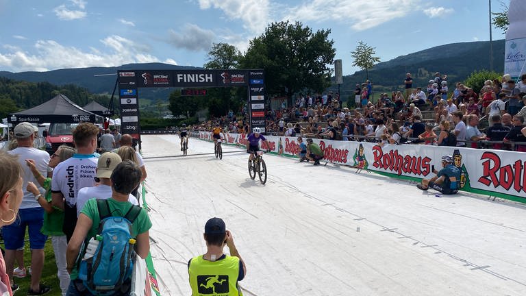 Zielankunft beim Ultra Bike Rennen in Kirchzarten