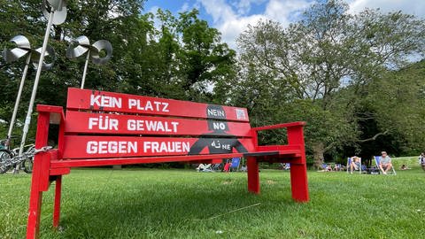 Eine Rote Bank als Symbol gegen Gewalt an Frauen im Freiburger Stadtgarten. (Foto: SWR, Anita Westrup)