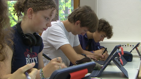 Schüler arbeiten am Tablet (Foto: SWR)