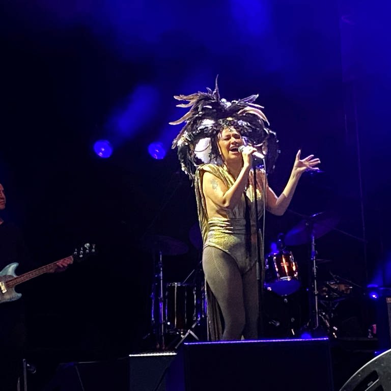 Lady Blackbird steht auf der Bühne im Scheinwerferlicht. (Foto: SWR, Foto: Matthias Zeller)