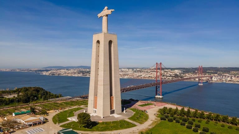 Die über dem Fluss Tejo aufragende Figur Cristo Rei am Stadtrand von Lissabon. 