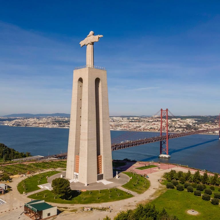 Die über dem Fluss Tejo aufragende Figur Cristo Rei am Stadtrand von Lissabon.  (Foto: IMAGO, IMAGO / Westend61)