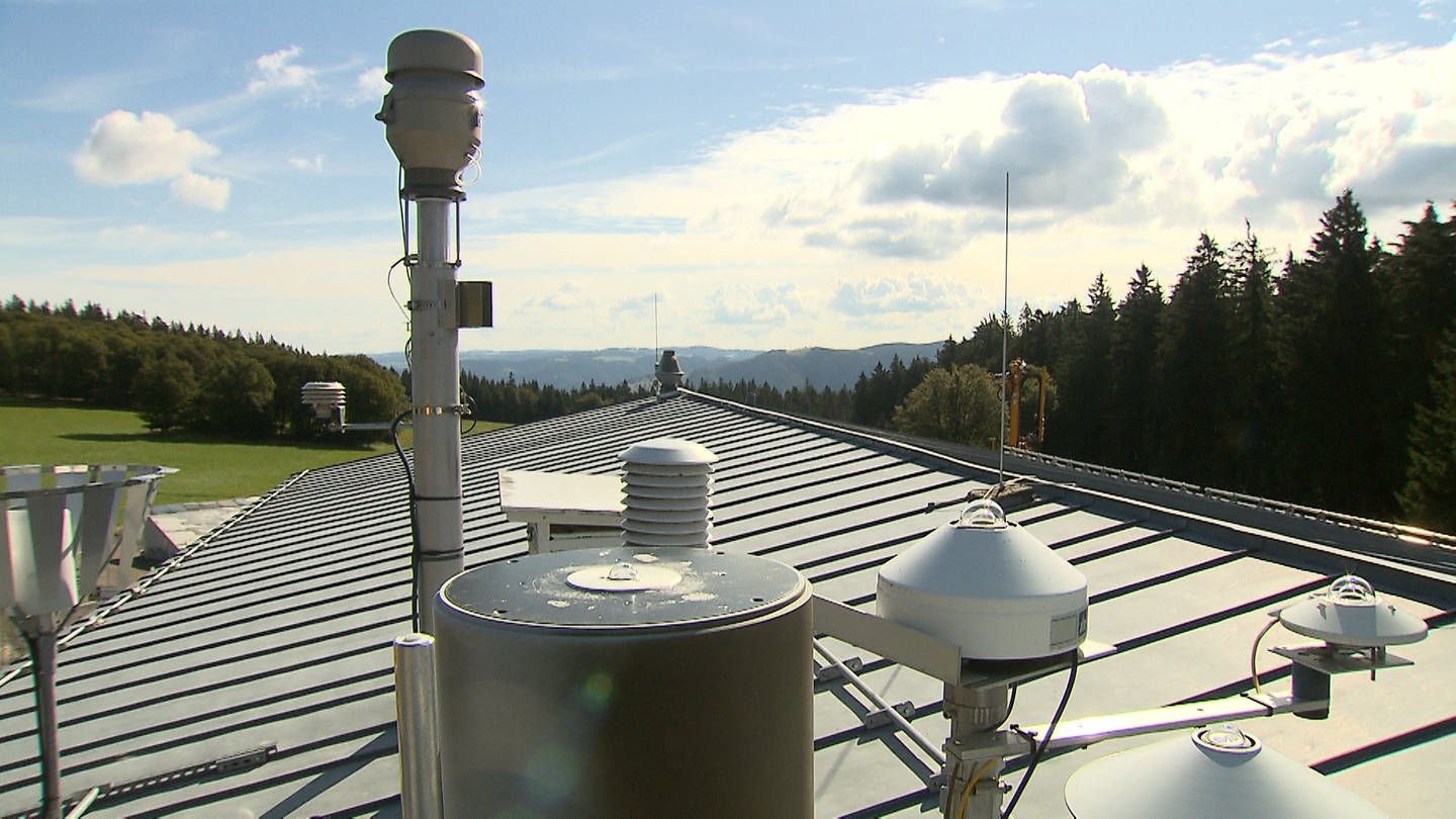 Messgeräte auf dem Dach der Messstation auf dem Schauinsland. (Foto: SWR)