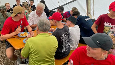 Winfried Kretschmann im Zeltlager mit Jugendlichen (Foto: SWR, Ulrike Liszkowski)