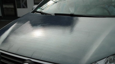 Ein Prototyp der dünnen Solarzellenfolie auf der Motorhauben eines Serienautos. (Foto: SWR)