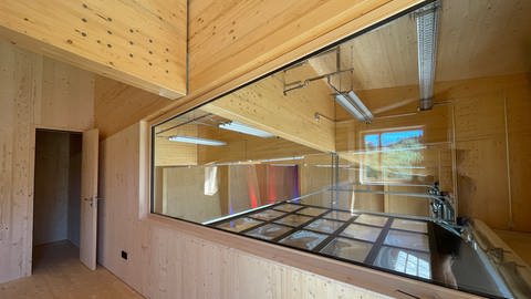 Modernes Holzgebäude mit Glas